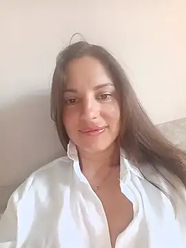 Snapshot of She-Moon chatting on July 6, 2026, 6:10 am She-Moon online show from July 6, 2026, 6:10 am