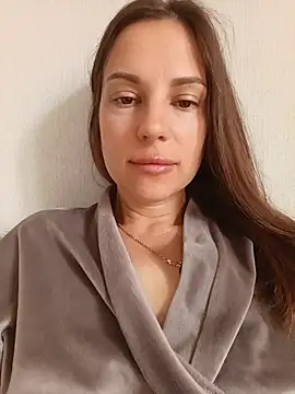 Snapshot of She-Moon chatting on July 10, 2026, 5:45 am She-Moon online show from July 10, 2026, 5:45 am