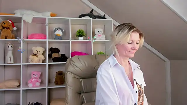 Julie Lucas online show from March 4, 2026, 3:12 am