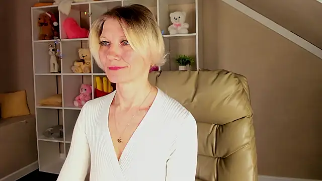 Julie Lucas online show from March 13, 2026, 12:39 am