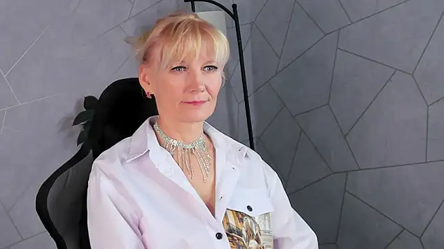 Julie Lucas online show from April 30, 2026, 1:01 am