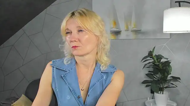 Snapshot of Julie_Lucas chatting on June 25, 2026, 12:10 am Julie Lucas online show from June 25, 2026, 12:10 am