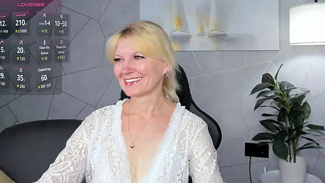Snapshot of Julie_Lucas chatting on July 2, 2026, 12:10 am Julie Lucas online show from July 2, 2026, 12:10 am