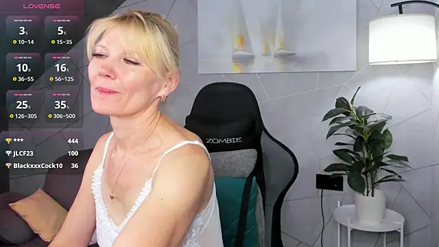 Snapshot of Julie_Lucas chatting on July 2, 2026, 3:23 am Julie Lucas online show from July 2, 2026, 3:23 am