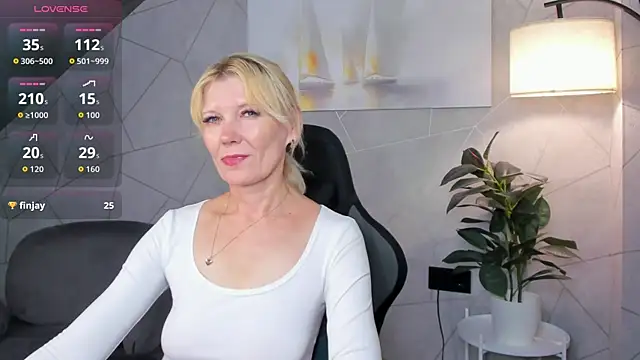 Snapshot of Julie_Lucas chatting on July 3, 2026, 11:44 pm Julie Lucas online show from July 3, 2026, 11:44 pm