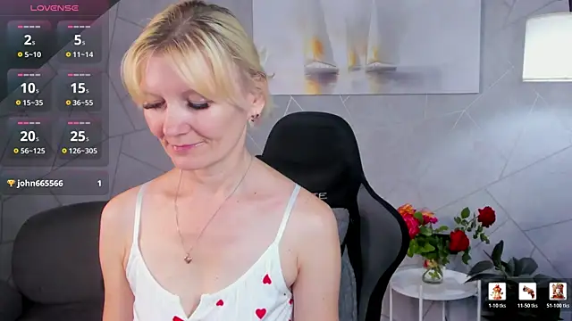 Snapshot of Julie_Lucas chatting on July 9, 2026, 12:48 am Julie Lucas online show from July 9, 2026, 12:48 am