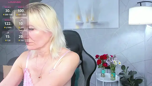 Snapshot of Julie_Lucas chatting on July 10, 2026, 12:26 am Julie Lucas online show from July 10, 2026, 12:26 am