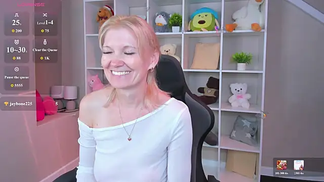 Snapshot of Julie_Lucas chatting on July 14, 2026, 10:21 am Julie Lucas online show from July 14, 2026, 10:21 am