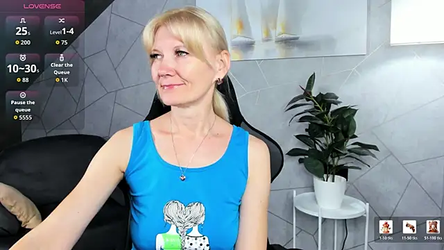 Snapshot of Julie_Lucas chatting on July 15, 2026, 12:05 am Julie Lucas online show from July 15, 2026, 12:05 am