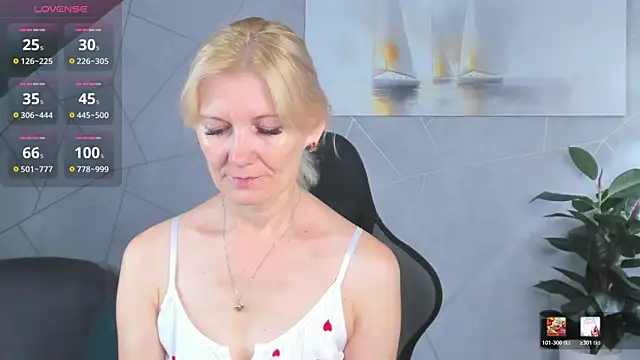 Snapshot of Julie_Lucas chatting on July 24, 2026, 12:19 am Julie Lucas online show from July 24, 2026, 12:19 am