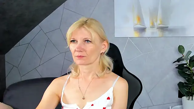 Snapshot of Julie_Lucas chatting on July 30, 2026, 12:42 am Julie Lucas online show from July 30, 2026, 12:42 am