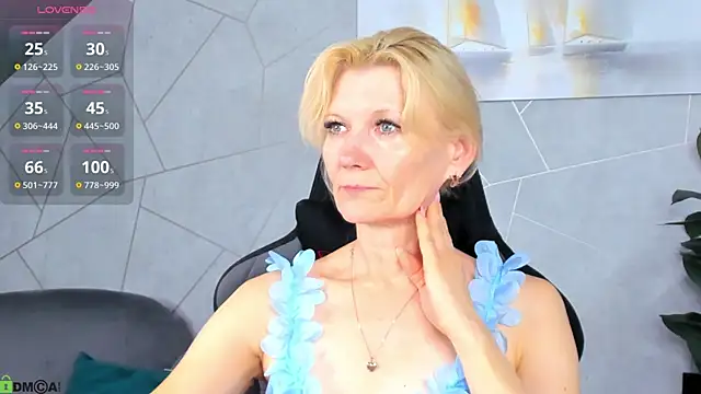 Snapshot of Julie_Lucas chatting on August 1, 2026, 12:21 am Julie Lucas online show from August 1, 2026, 12:21 am