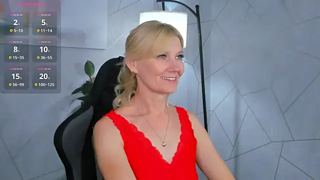 Snapshot of Julie_Lucas chatting on August 2, 2026, 11:58 pm Julie Lucas online show from August 2, 2026, 11:58 pm