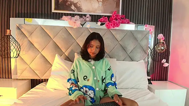 Real virgin Pussy online show from May 13, 2026, 8:27 pm