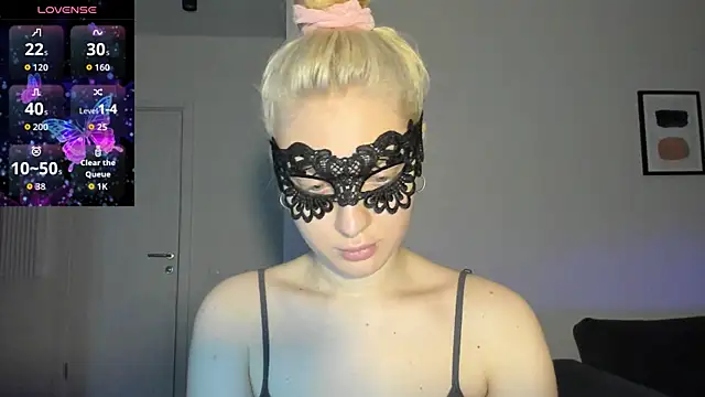 Snapshot of Polly_Skil chatting on June 16, 2026, 6:32 pm Polly Skil online show from June 16, 2026, 6:32 pm