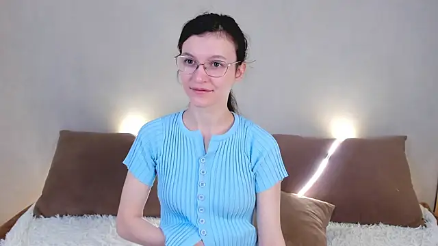 ThoraMarola online show from May 3, 2026, 4:29 am