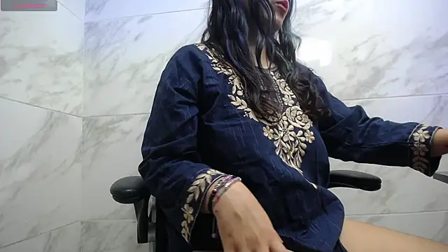 jasmine700141 online show from May 5, 2026, 7:22 pm