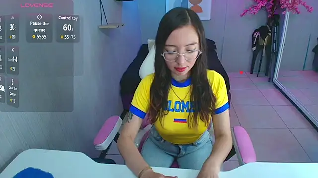 Snapshot of Veronica_miiller chatting on June 23, 2026, 7:12 pm Veronica miiller online show from June 23, 2026, 7:12 pm