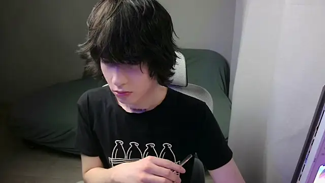 LeonBoykisser online show from February 6, 2026, 2:53 pm