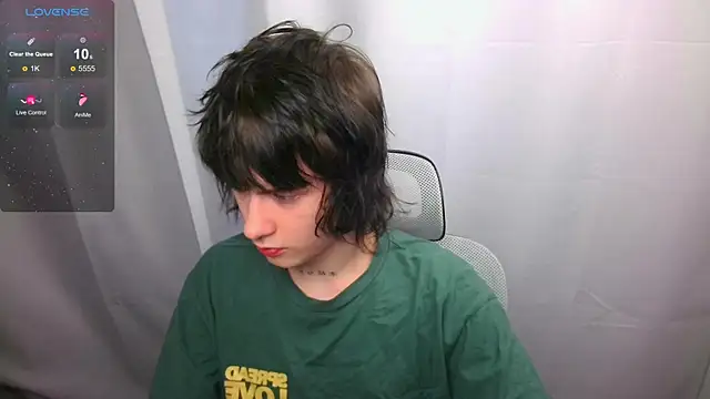 LeonBoykisser online show from May 1, 2026, 7:24 am