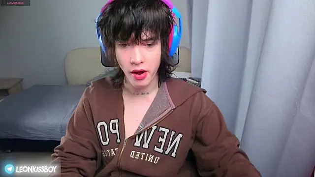 Snapshot of LeonBoykisser chatting on June 15, 2026, 12:13 am LeonBoykisser online show from June 15, 2026, 12:13 am