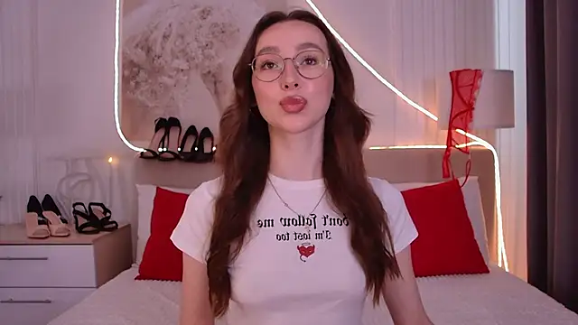 Snapshot of Emily_Simon chatting on June 10, 2026, 5:39 am Emily Simon online show from June 10, 2026, 5:39 am