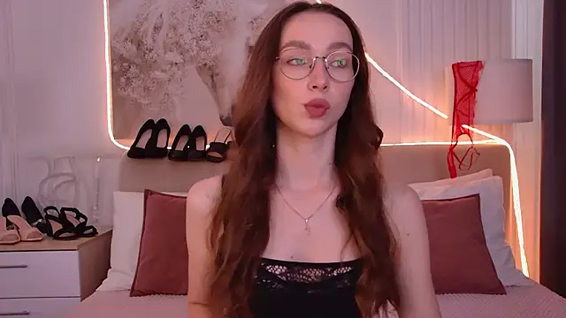Snapshot of Emily_Simon chatting on July 18, 2026, 5:22 am Emily Simon online show from July 18, 2026, 5:22 am