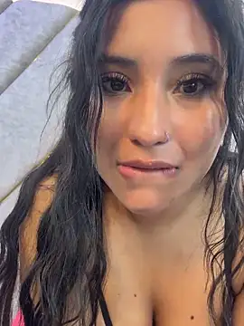 valenlopezz  online show from June 21, 2026, 6:54 pm