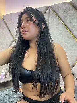 valenlopezz  online show from July 5, 2026, 5:09 pm