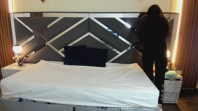 Ambarross  online show from February 7, 2026, 12:31 pm