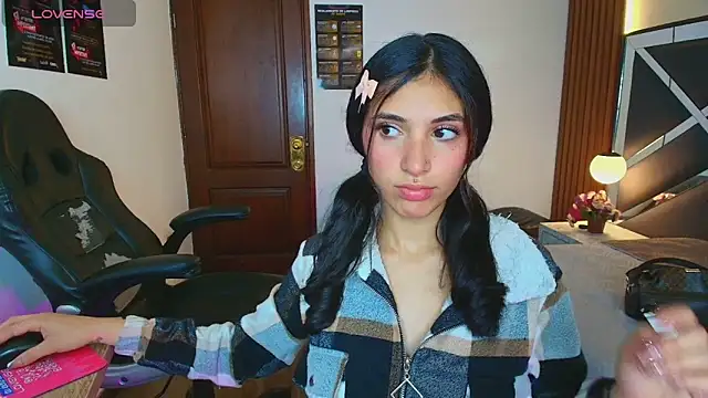 Snapshot of Ambarross_ chatting on May 7, 2026, 2:22 pm Ambarross online show from May 7, 2026, 2:22 pm