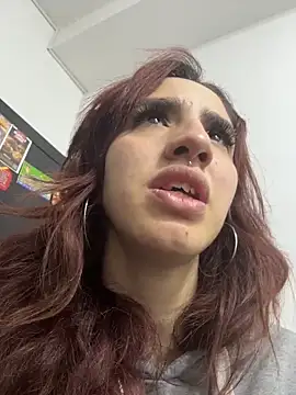 Snapshot of elodie_rouge chatting on June 10, 2026, 11:31 am elodie rouge online show from June 10, 2026, 11:31 am