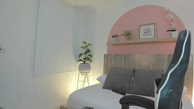 Snapshot of ivette_swan chatting on May 7, 2026, 7:30 pm ivette swan online show from May 7, 2026, 7:30 pm
