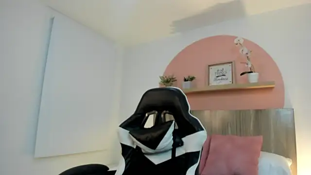 Snapshot of ivette_swan chatting on May 25, 2026, 7:53 pm ivette swan online show from May 25, 2026, 7:53 pm