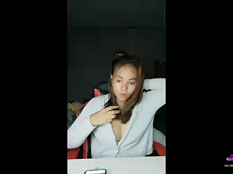 Snapshot of Pearlveil chatting on March 9, 2026, 3:32 am Pearlveil online show from March 9, 2026, 3:32 am