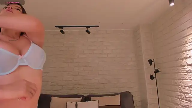 BellaThompsonX online show from July 22, 2026, 6:22 pm