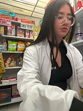 StrawberryPink  online show from February 26, 2026, 11:31 am