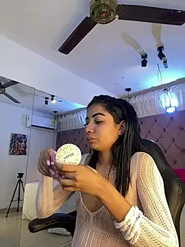 Snapshot of Auri__ chatting on June 15, 2026, 7:27 pm Auri online show from June 15, 2026, 7:27 pm