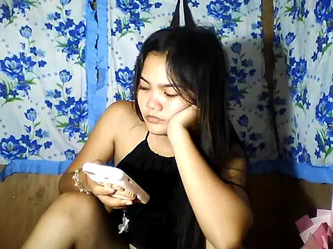 Snapshot of PinaySkinnyJust18 chatting on May 5, 2026, 11:35 pm PinaySkinnyJust18 online show from May 5, 2026, 11:35 pm