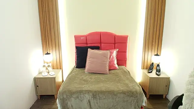 IvonneRoss  online show from February 24, 2026, 12:14 pm