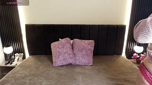 IvonneRoss  online show from March 10, 2026, 12:10 pm