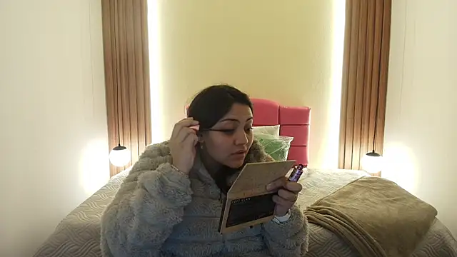 IvonneRoss  online show from May 5, 2026, 12:13 pm