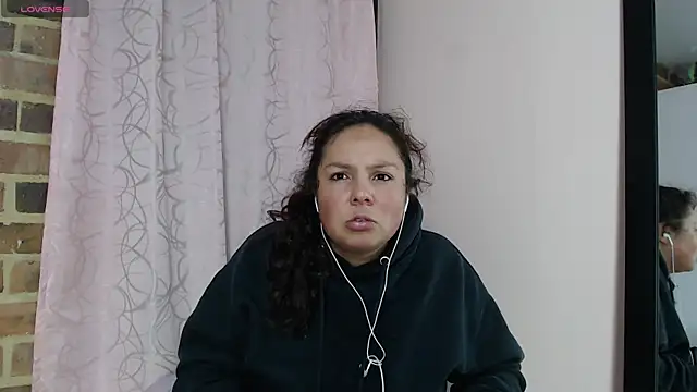 HannaRose- online show from May 3, 2026, 2:28 am