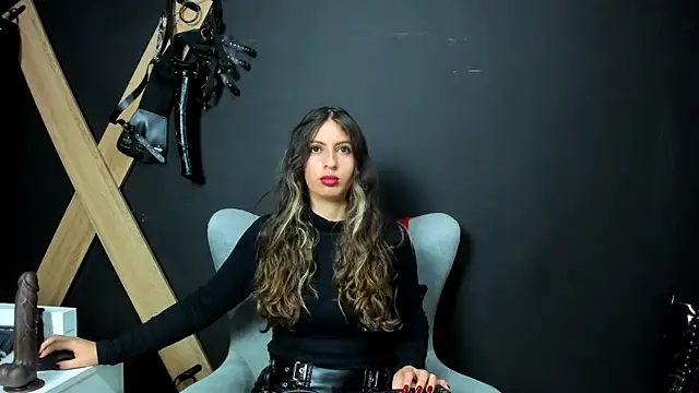 GoddesLeila online show from June 12, 2026, 1:43 pm