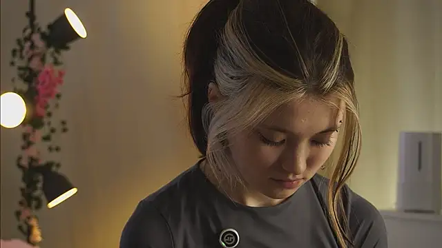 EleniRoeber online show from March 15, 2026, 4:35 pm