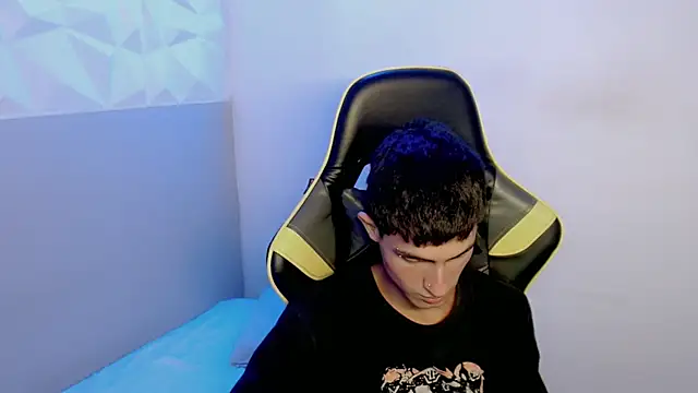 Snapshot of Akyra_latinn chatting on February 17, 2026, 2:13 pm Akyra latinn online show from February 17, 2026, 2:13 pm