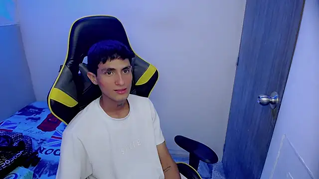 Snapshot of Akyra_latinn chatting on February 26, 2026, 9:47 pm Akyra latinn online show from February 26, 2026, 9:47 pm