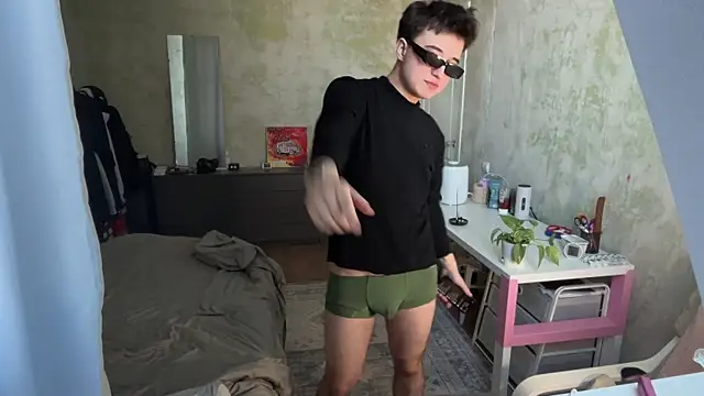 Snapshot of coolskum0 chatting on April 1, 2026, 7:20 am coolskum0 online show from April 1, 2026, 7:20 am