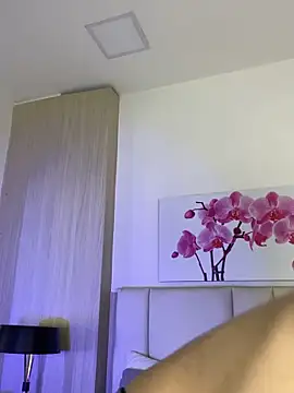 JuliaColemann online show from June 4, 2026, 12:00 pm