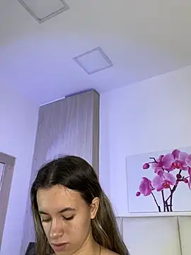JuliaColemann online show from June 5, 2026, 12:00 pm